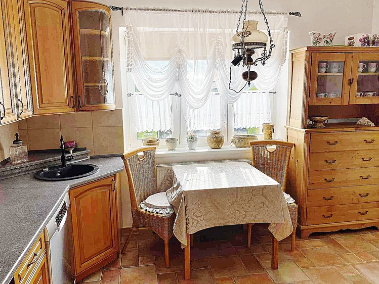 Prodej rodinného domu 200 m², pozemek 686 m² - foto 2