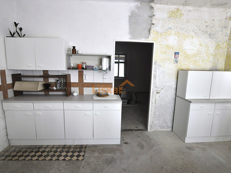 Prodej rodinného domu 182 m², pozemek 745 m² - foto 2