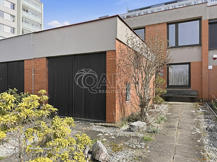 Prodej rodinného domu 183 m², pozemek 242 m² - foto 1
