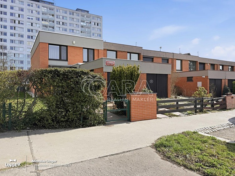 Prodej rodinného domu 183 m², pozemek 242 m² - foto 2