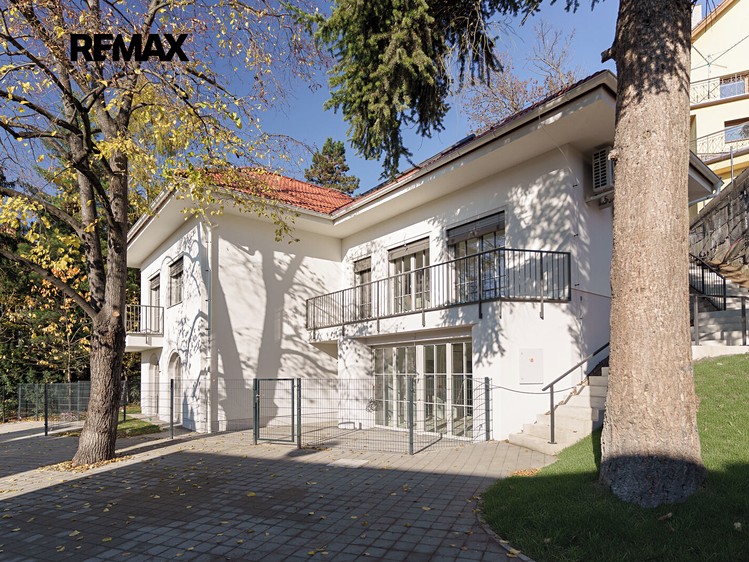 Prodej vily 462 m², pozemek 984 m² - foto 1