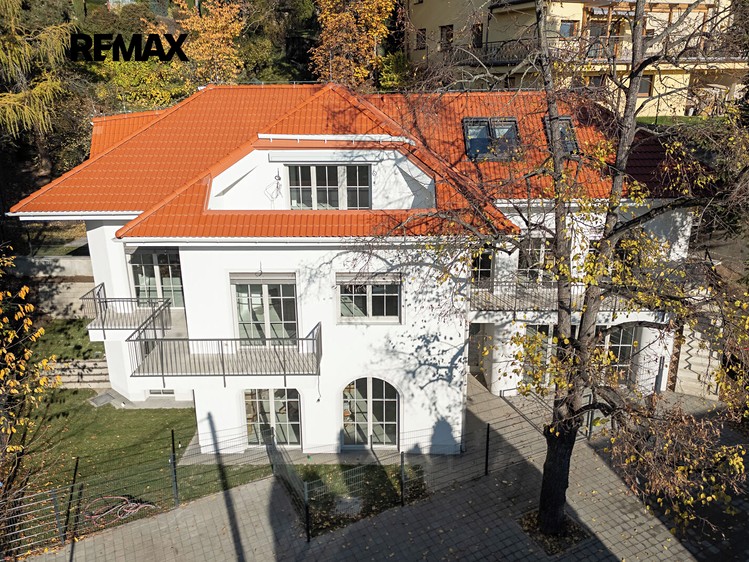 Prodej vily 462 m², pozemek 984 m² - foto 2