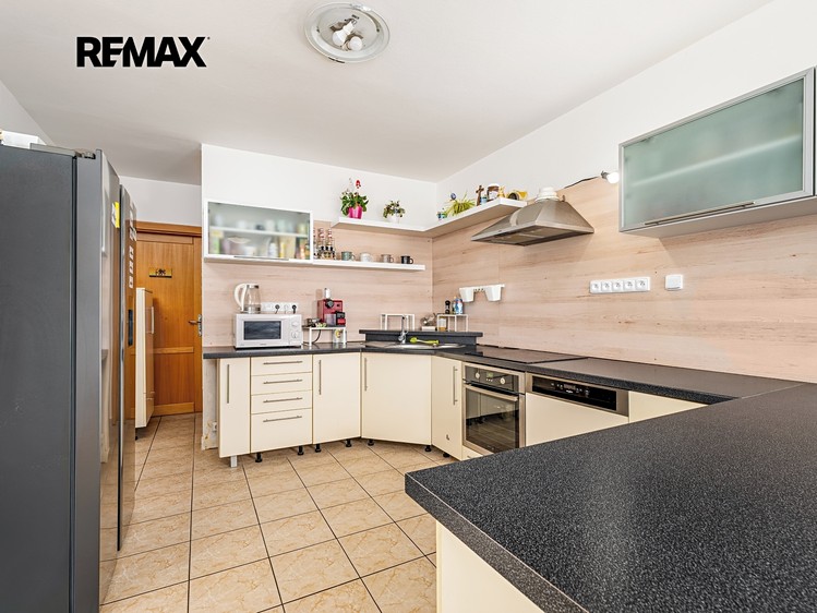 Prodej rodinného domu 180 m², pozemek 227 m² - foto 2