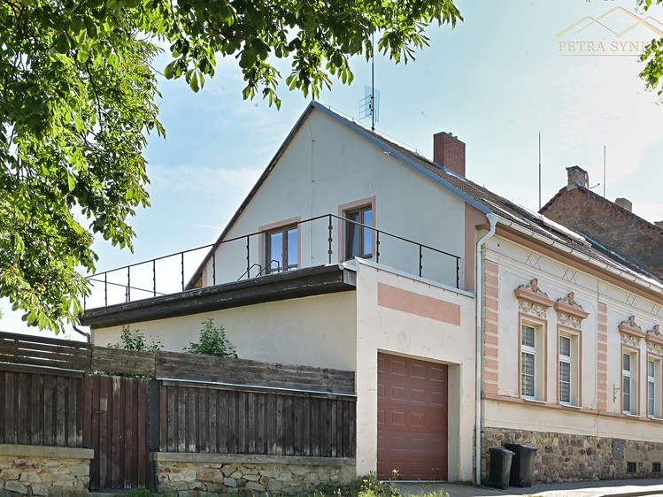 Prodej rodinného domu 254 m², pozemek 1 374 m² - foto 1