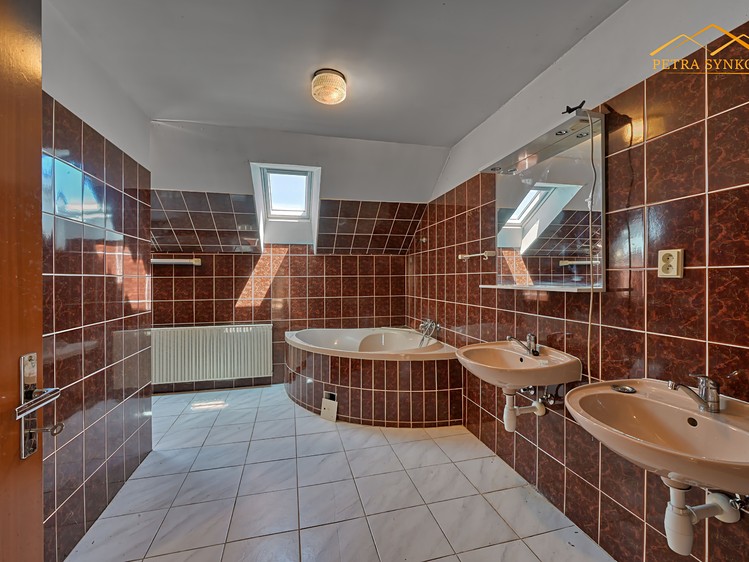 Prodej rodinného domu 254 m², pozemek 1 374 m² - foto 8