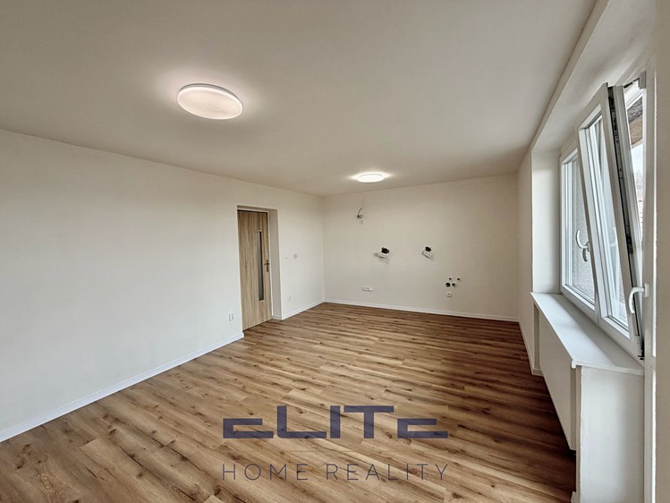 Prodej rodinného domu 253 m², pozemek 791 m² - foto 3