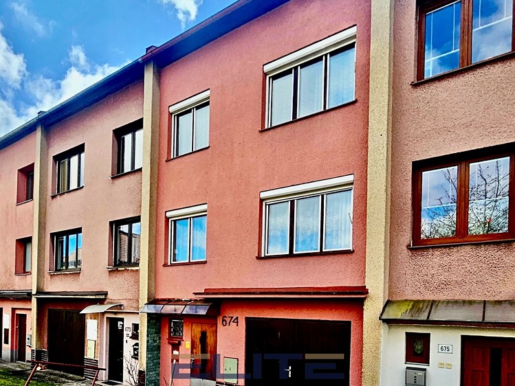 Prodej rodinného domu 225 m², pozemek 237 m² - foto 2