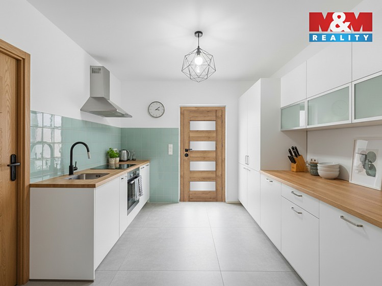 Prodej rodinného domu 221 m², pozemek 1 114 m² - foto 8