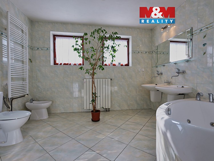 Prodej rodinného domu 407 m², pozemek 574 m² - foto 1