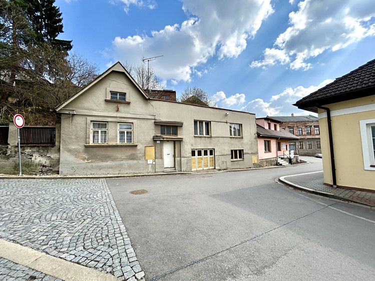 Prodej rodinného domu 200 m², pozemek 333 m² - foto 1