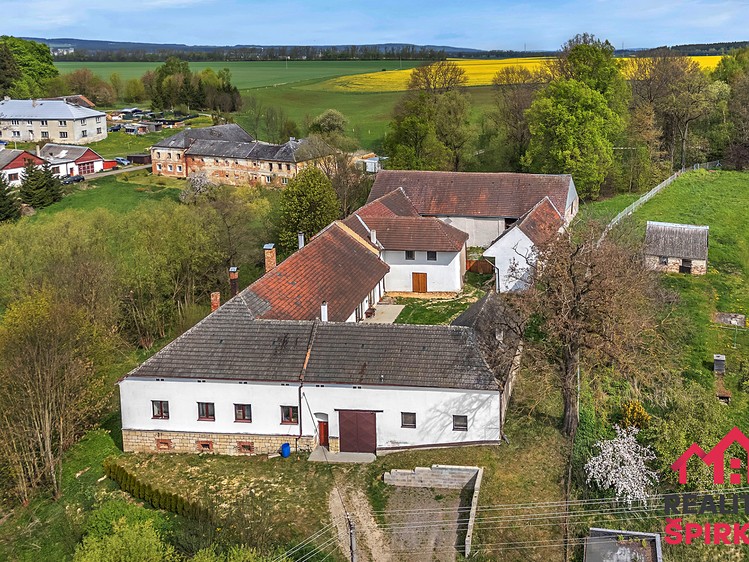 Prodej rodinného domu 405 m², pozemek 4 943 m² - foto 1