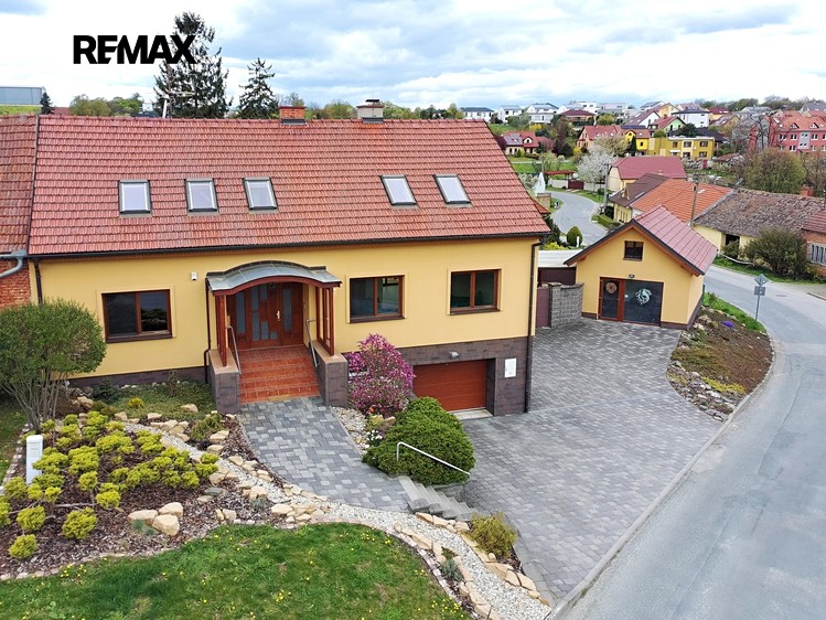 Prodej rodinného domu 309 m², pozemek 786 m² - foto 1