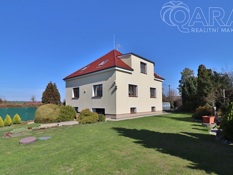 Prodej rodinného domu 210 m², pozemek 1 367 m² - foto 2