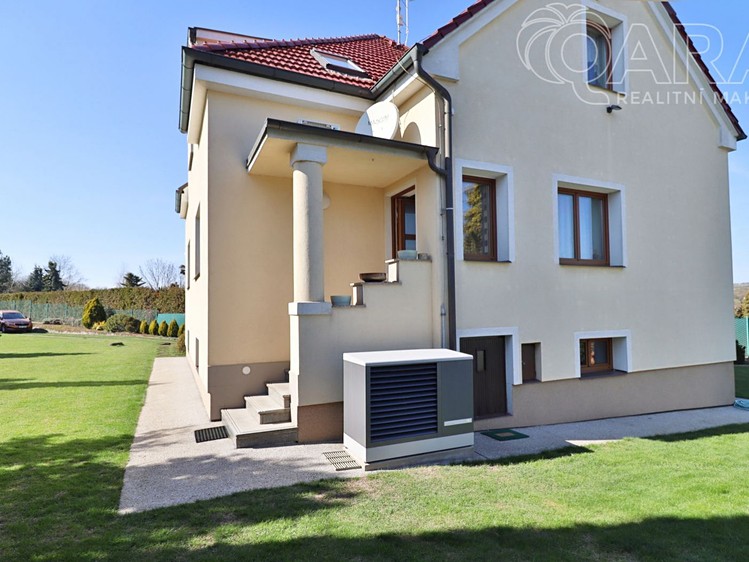 Prodej rodinného domu 210 m², pozemek 1 367 m² - foto 4