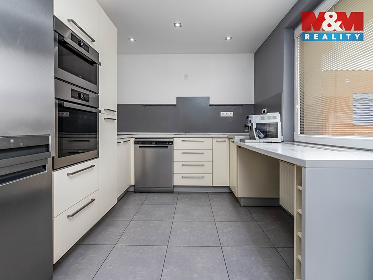 Prodej rodinného domu 187 m², pozemek 790 m² - foto 3