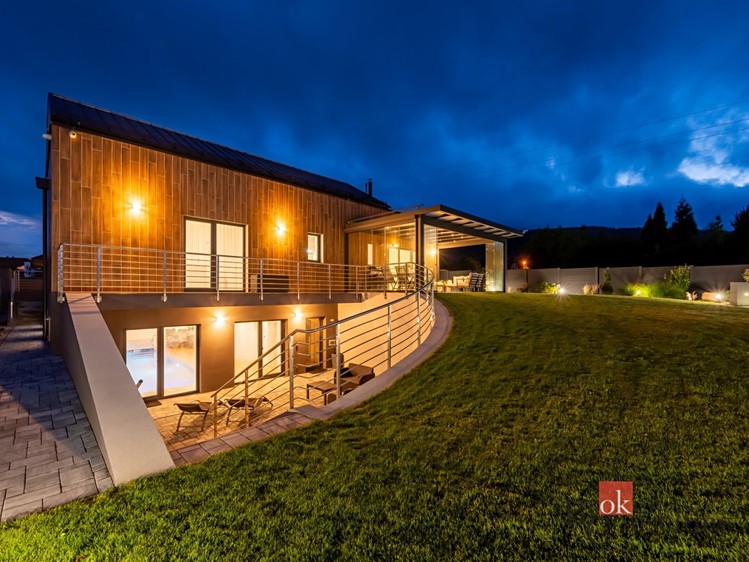 Prodej rodinného domu 333 m², pozemek 1 002 m² - foto 1