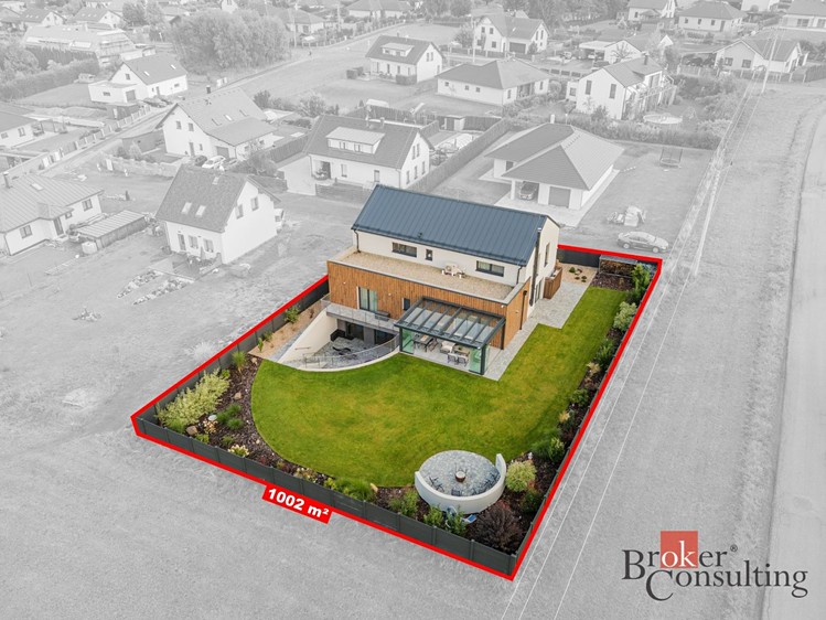 Prodej rodinného domu 333 m², pozemek 1 002 m² - foto 4