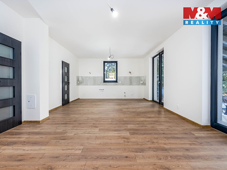 Prodej rodinného domu 170 m², pozemek 893 m² - foto 2