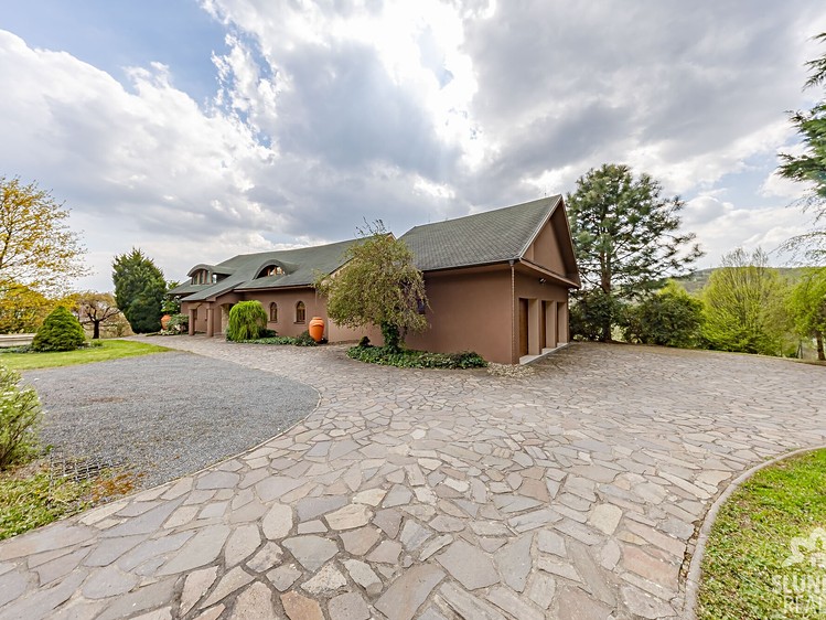 Prodej vily 760 m², pozemek 4 224 m² - foto 4