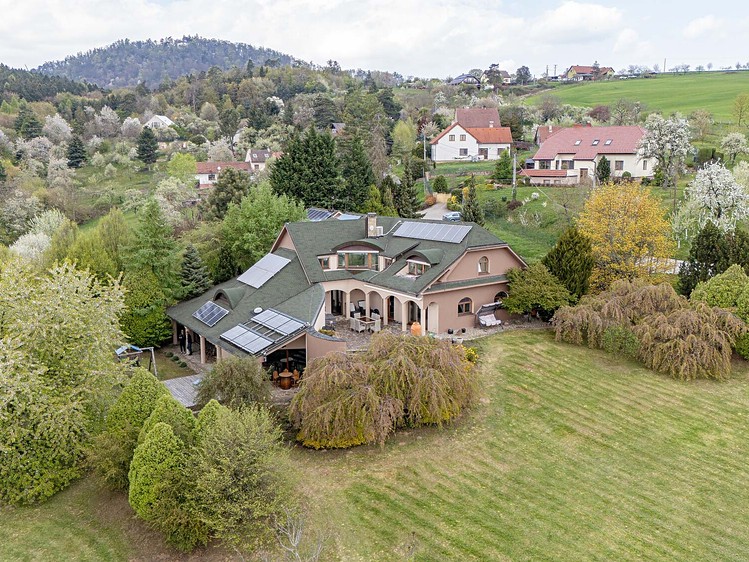 Prodej vily 760 m², pozemek 4 224 m² - foto 1