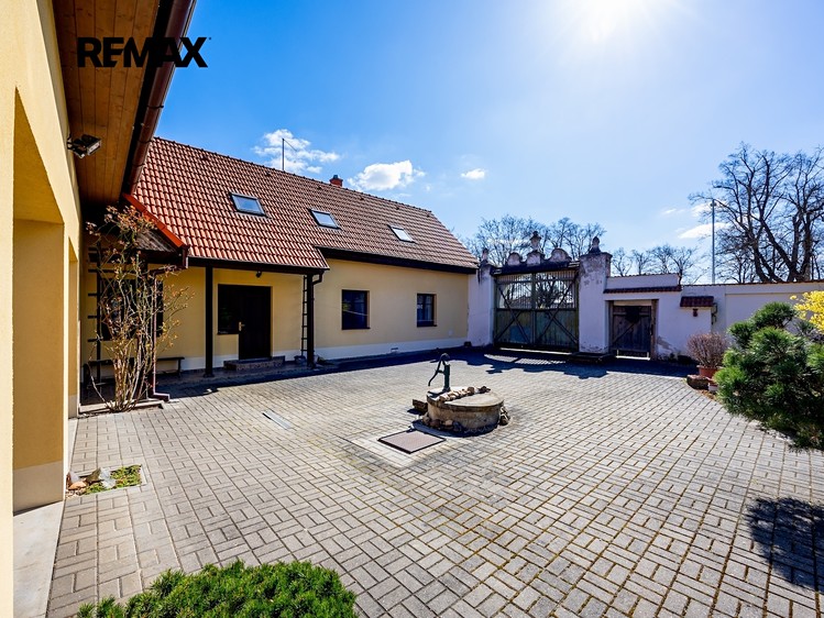 Prodej rodinného domu 299 m², pozemek 1 485 m² - foto 2