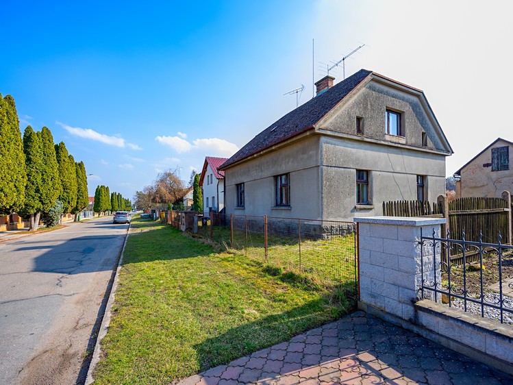 Prodej rodinného domu 146 m², pozemek 882 m² - foto 1