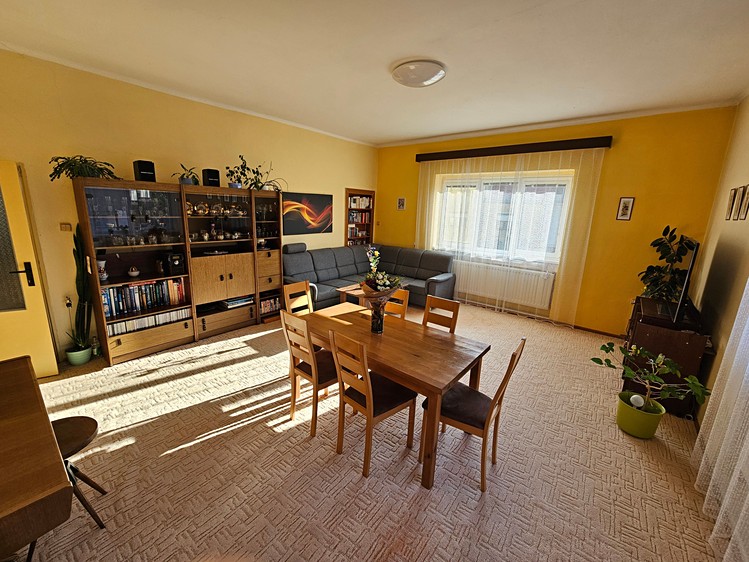 Prodej rodinného domu 161 m², pozemek 864 m² - foto 2