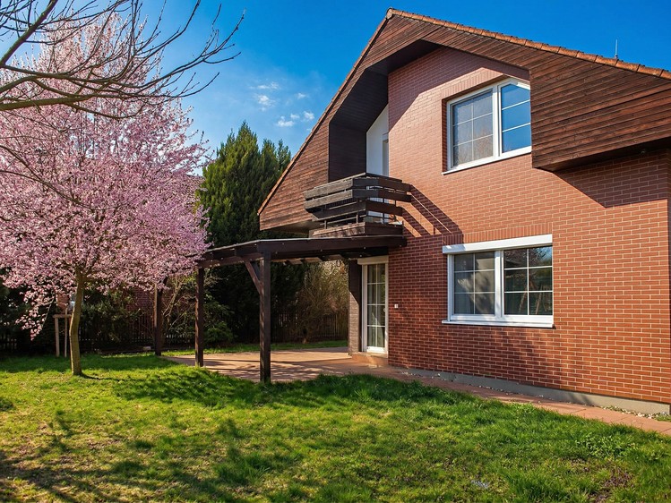 Prodej rodinného domu 240 m², pozemek 745 m² - foto 1