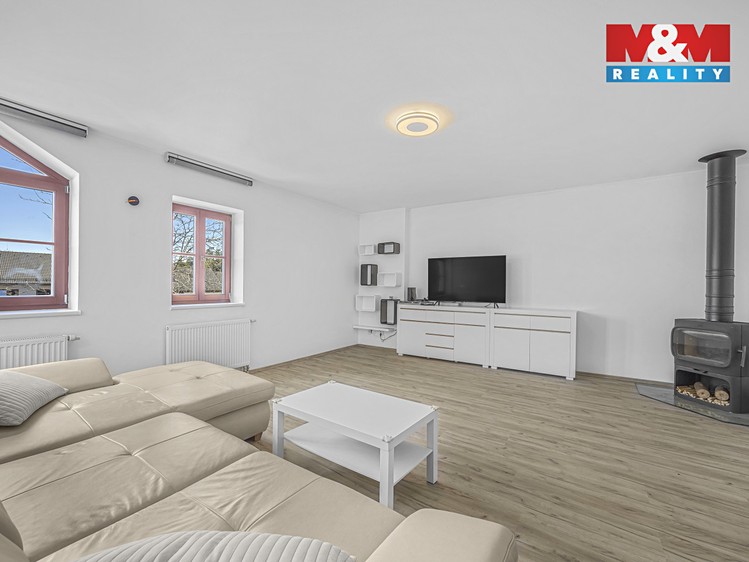 Prodej rodinného domu 194 m², pozemek 452 m² - foto 2