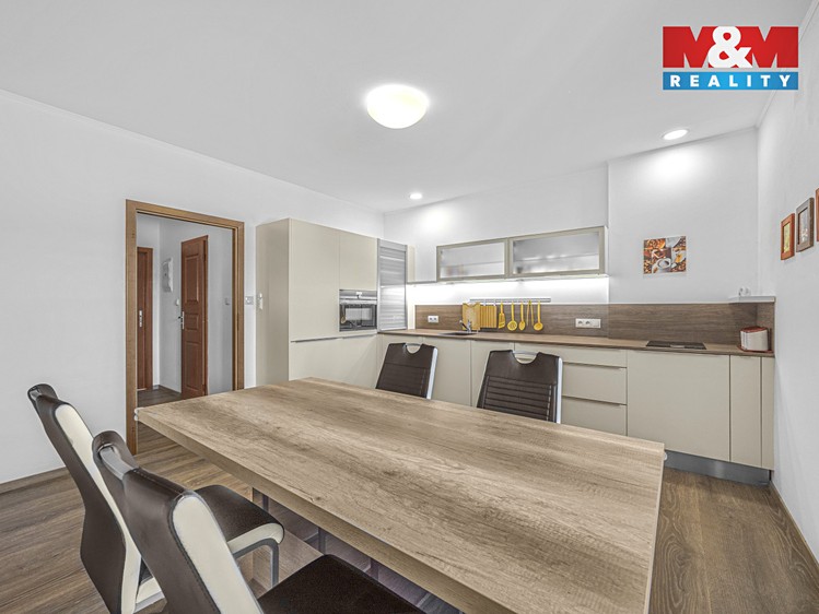 Prodej rodinného domu 194 m², pozemek 452 m² - foto 4