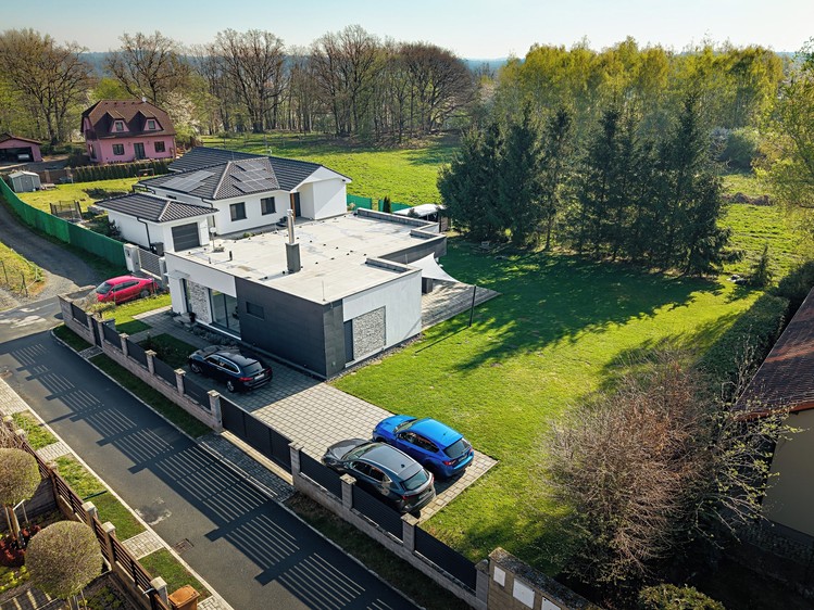 Prodej rodinného domu 130 m², pozemek 951 m² - foto 2