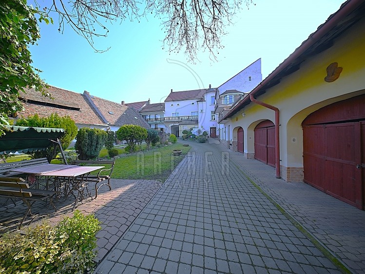 Prodej rodinného domu 454 m², pozemek 164 m² - foto 6