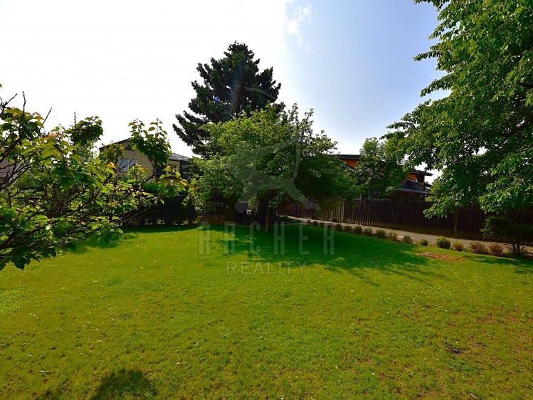 Prodej rodinného domu 247 m², pozemek 1 230 m² - foto 2