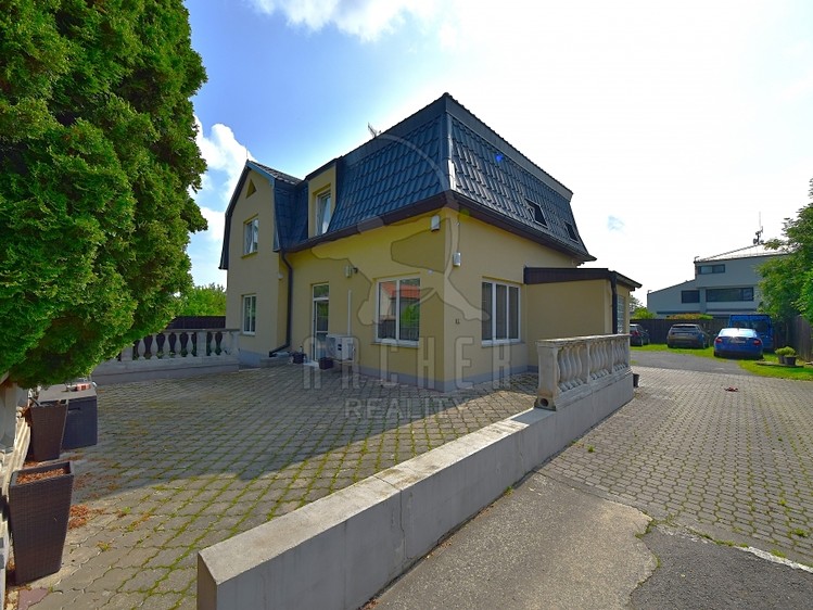Prodej rodinného domu 247 m², pozemek 1 230 m² - foto 1