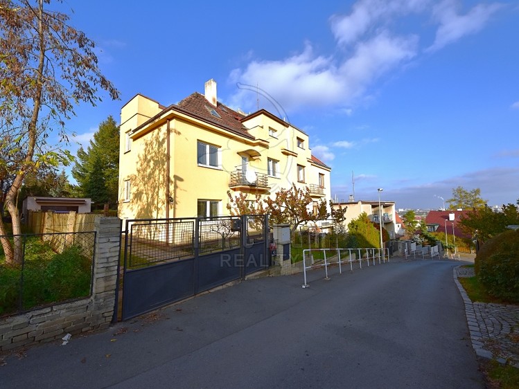 Prodej rodinného domu 255 m², pozemek 384 m² - foto 2
