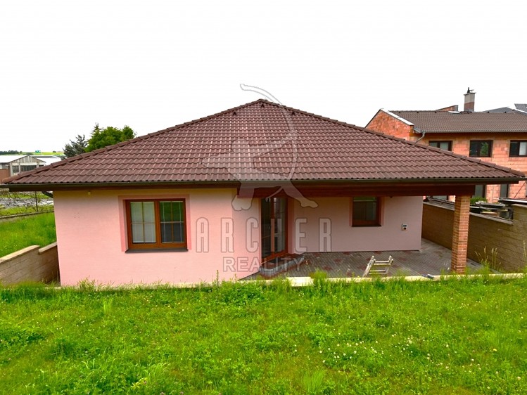 Prodej rodinného domu 240 m², pozemek 715 m² - foto 2