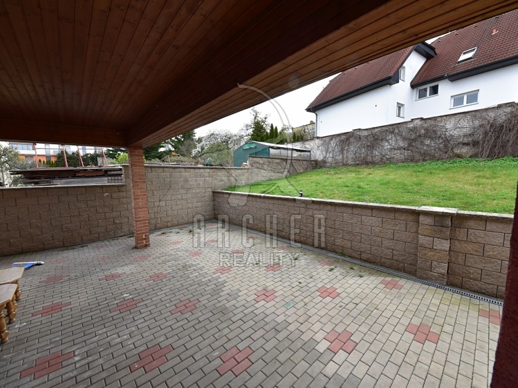 Prodej rodinného domu 240 m², pozemek 715 m² - foto 1