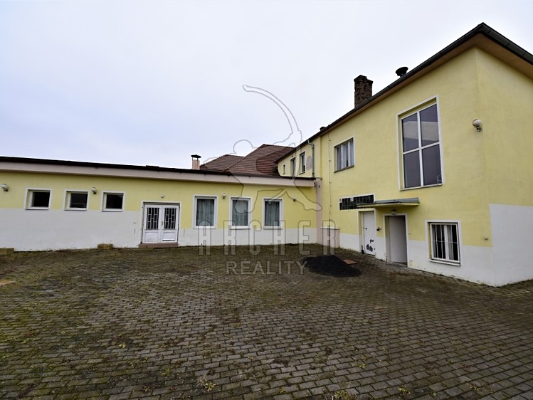 Prodej rodinného domu 770 m², pozemek 1 076 m² - foto 1