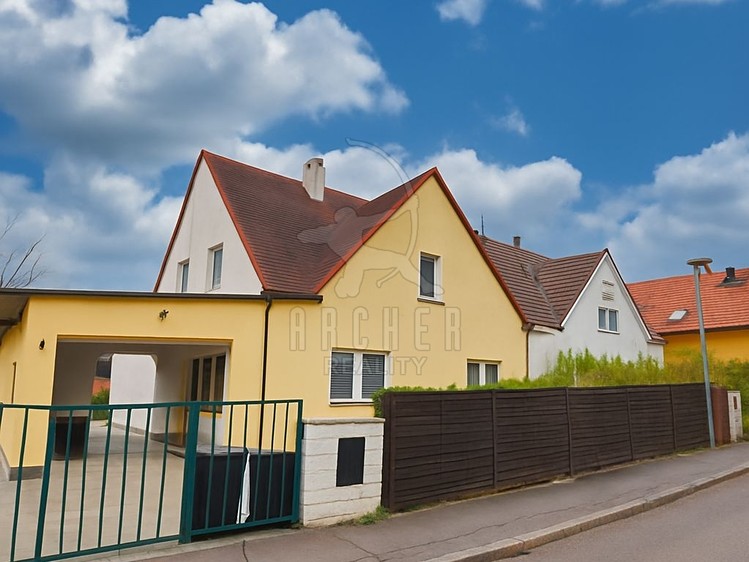 Prodej rodinného domu 282 m², pozemek 588 m² - foto 1