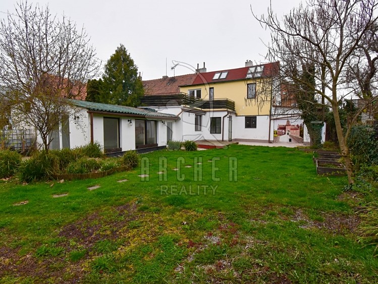 Prodej rodinného domu 282 m², pozemek 588 m² - foto 4