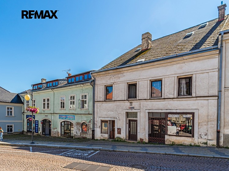 Prodej rodinného domu 243 m², pozemek 156 m² - foto 2