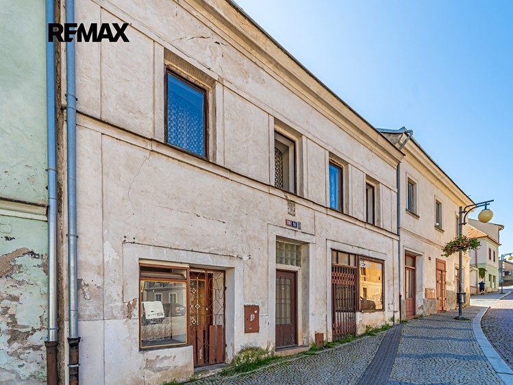 Prodej rodinného domu 243 m², pozemek 156 m² - foto 1