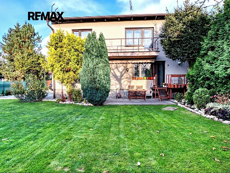 Prodej rodinného domu 292 m², pozemek 602 m² - foto 1