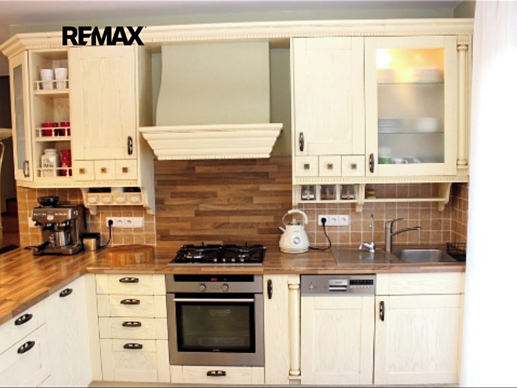 Prodej rodinného domu 271 m², pozemek 469 m² - foto 2