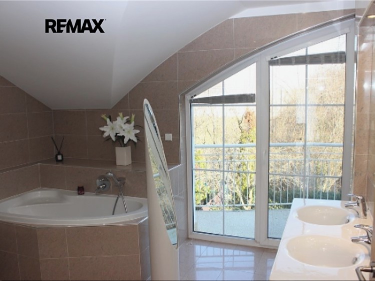 Prodej rodinného domu 271 m², pozemek 469 m² - foto 6