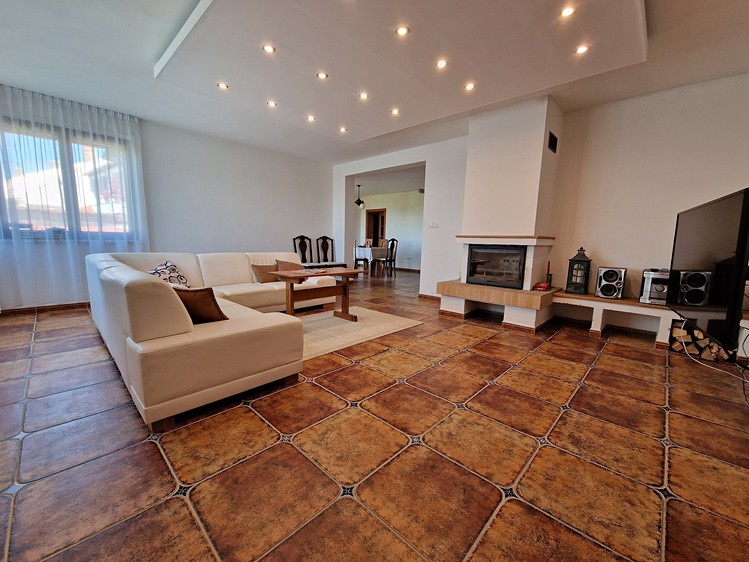 Prodej  rodinného domu 283 m², pozemek 759 m² - foto 3