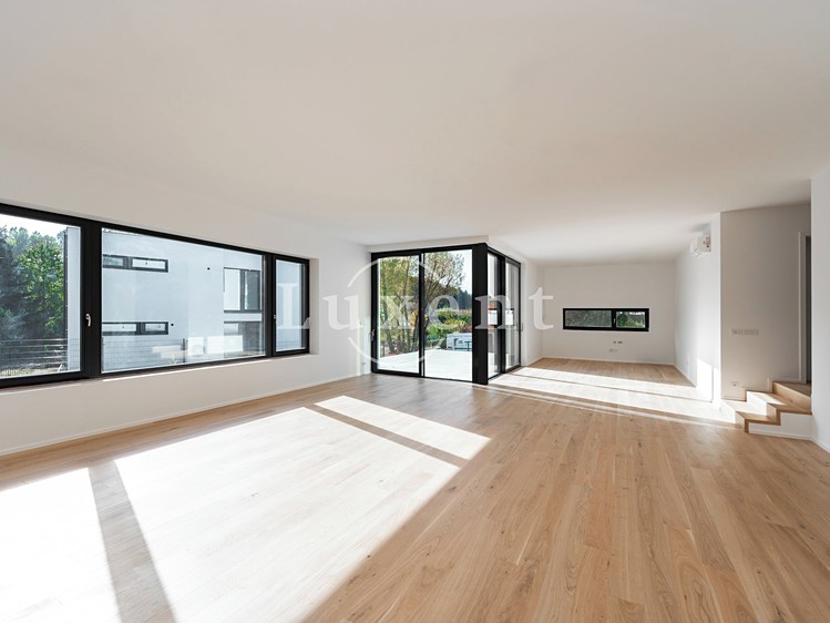 Prodej rodinného domu 350 m², pozemek 1 069 m² - foto 4