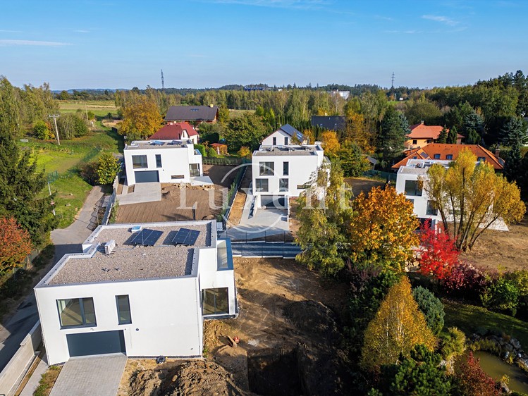 Prodej rodinného domu 350 m², pozemek 1 069 m² - foto 2
