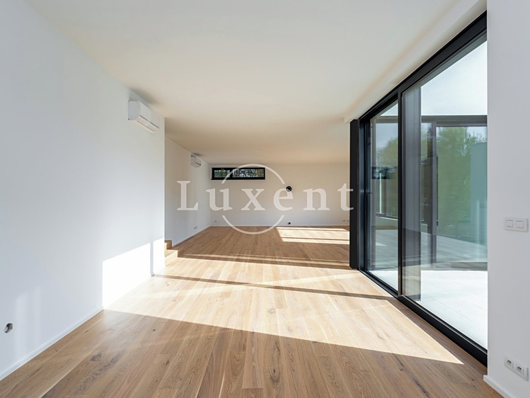 Prodej rodinného domu 350 m², pozemek 1 069 m² - foto 7