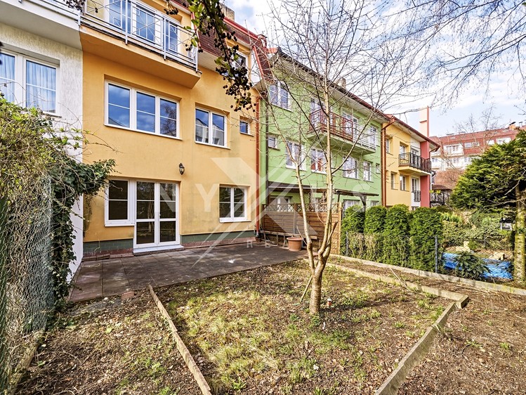 Prodej rodinného domu 324 m², pozemek 159 m² - foto 1